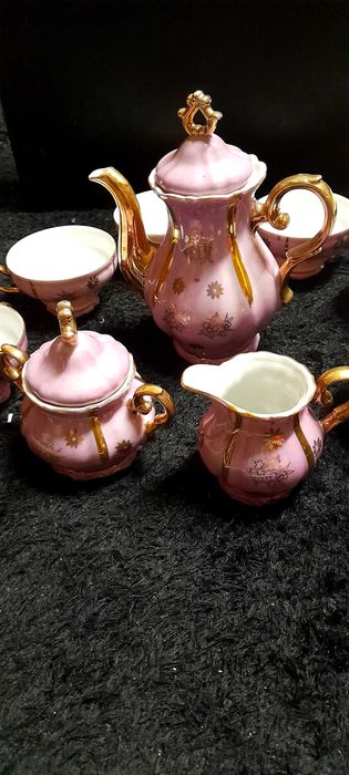 Serviço de chá lilás em cerâmica fina.