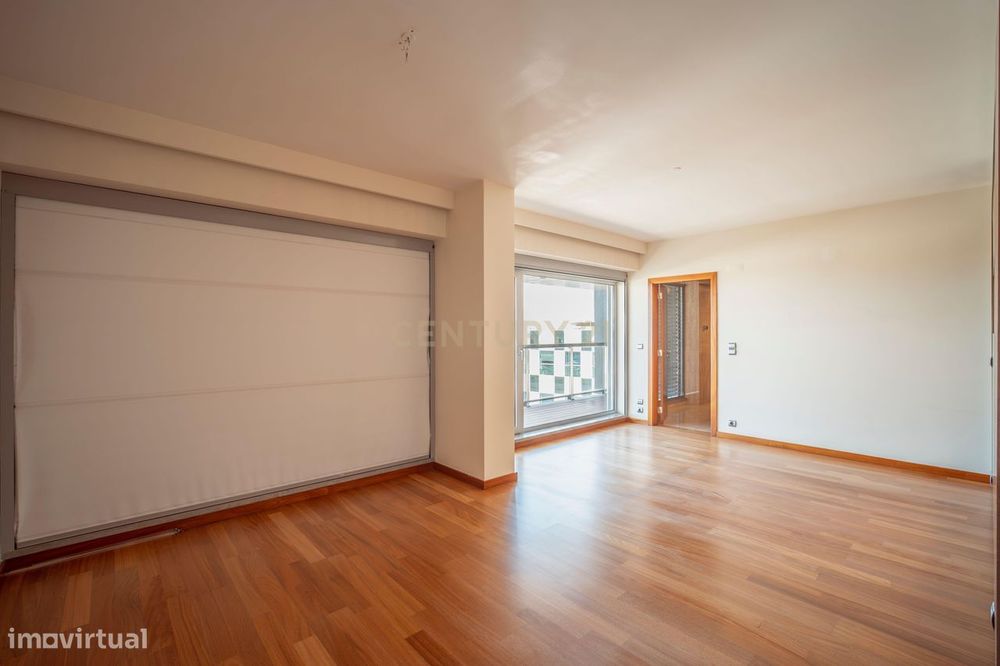 T5+1 Duplex em Linda-a-Velha com 291 m² úteis, 5 estacionamentos e vis