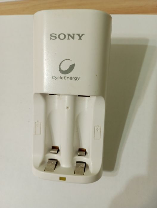 Зарядное устройство для пальчиковых АА / ААА аккумуляторов