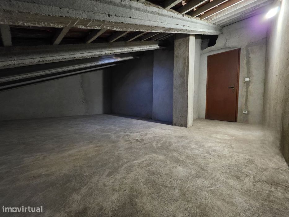 Sotão com 25 m2, espaço amplo para arrumação