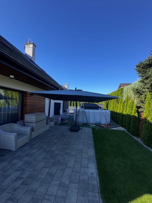 Ogromny parasol ogrodowy z podstawą na kółkach