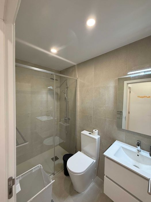 Suite moderna e espaçosa com despesas incluídas