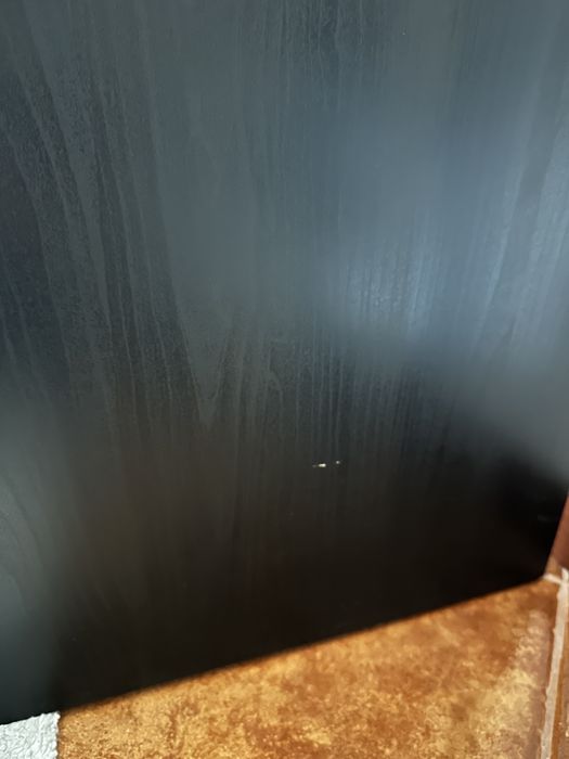 Secretária IKEA MICKE (142x50 cm) – Castanho-escuro / Preto