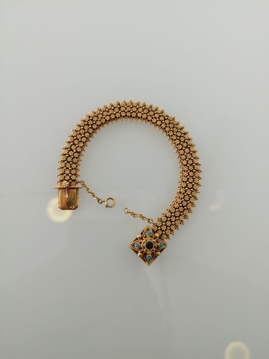 Pulseira em ouro de 19,2kt
A pulseira tem 19 centímetros de comprimento e 1 centímetro de largura 
48,9gr de peso