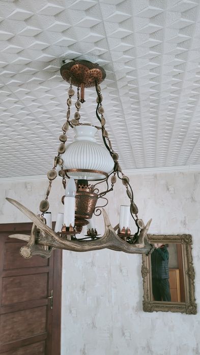 Żyrandol z poroża jelenia. Piękny zabytek