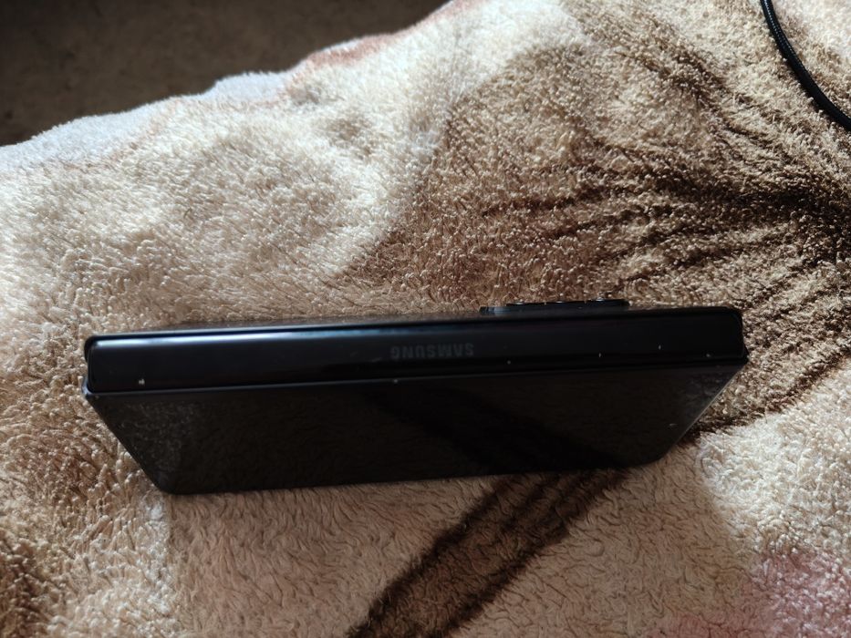 Продам телефон   Samsung Galaxy Z Fold (модель Z Fold3 або Z Fold4).