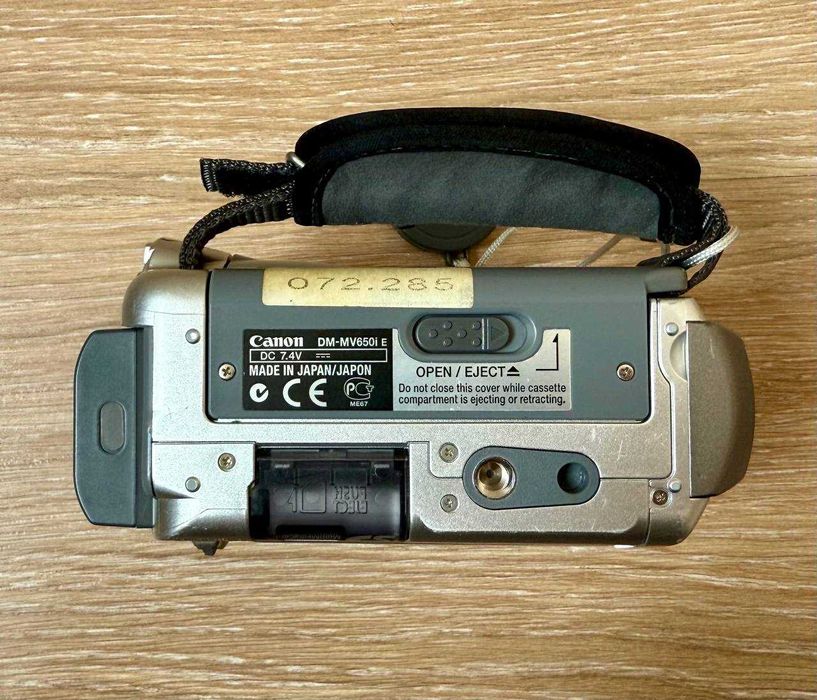 Відеокамера Canon DM-MV650i