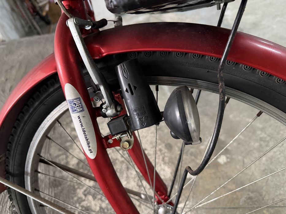 Bicicleta vermelha com cesto