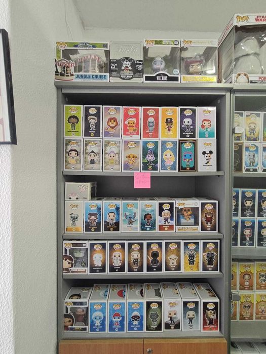 Funko pop diversos vitrine 1