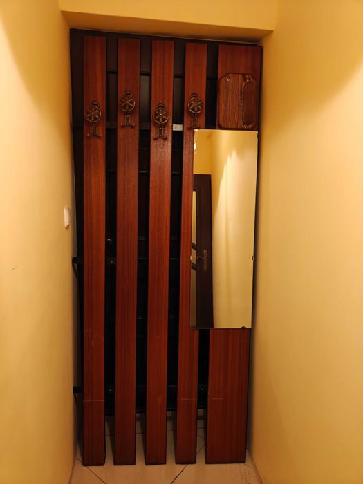 Wieszak z mosieznymi uchwytami