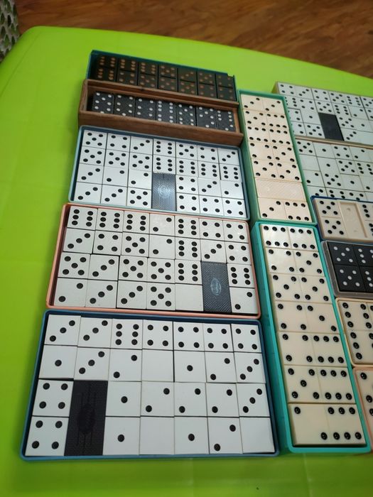 Карболитовые и пластиковые наборы домино советского производства.