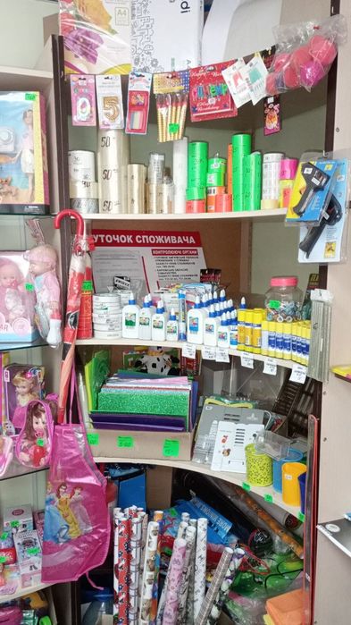 Продам полки і вітрину б/у