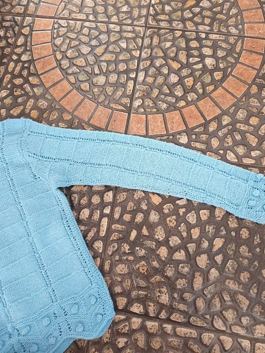 Sweterek błękitny r.36 ręcznie robiony, oryginalny