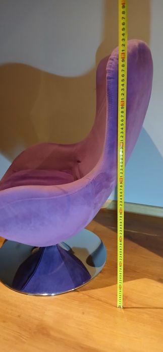 Fotel obrotowy na srebrnej podstawie