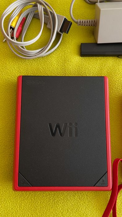 Consola Nintendo Wii Versão + comandos + cabos versão vermelha + Jogo