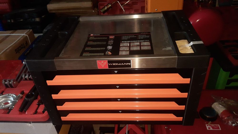 Mini banca com 4 gavetas com ferramentas