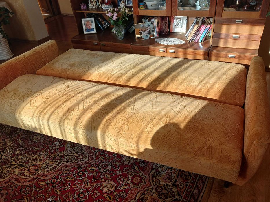 Диван 80-х років пружинний, заново обшитий. Самовивіз.