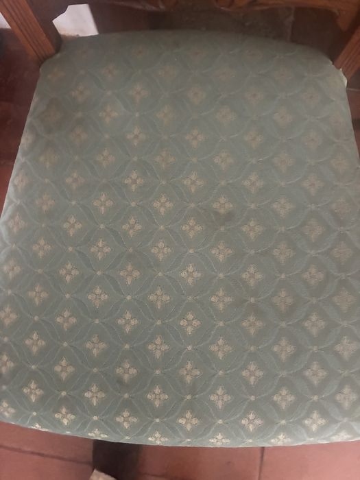 2 Cadeiras antigas estofadas