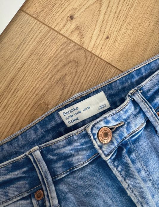 Spodnie dżinsy z wysokim stanem Bershka