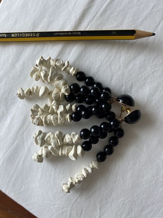 Colares de missangas, brincos e pulseira de braco