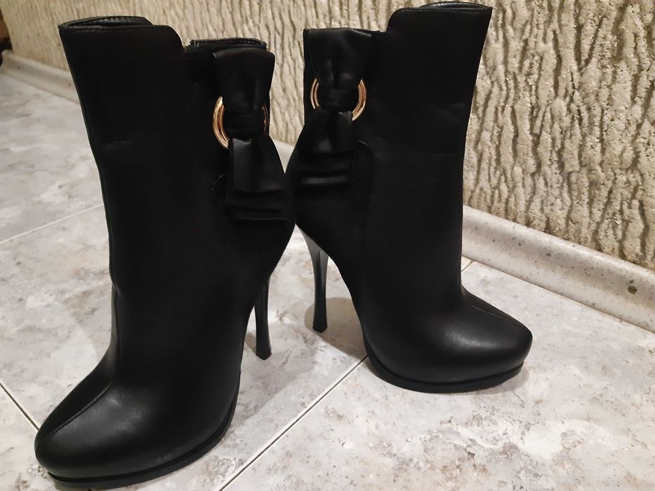 Продам женские демисизонные ботинки