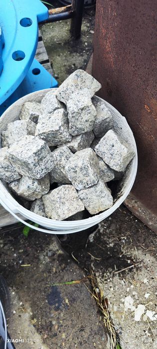 Kostka brukowa granitowa rozbiórkowa – różne rozmiary