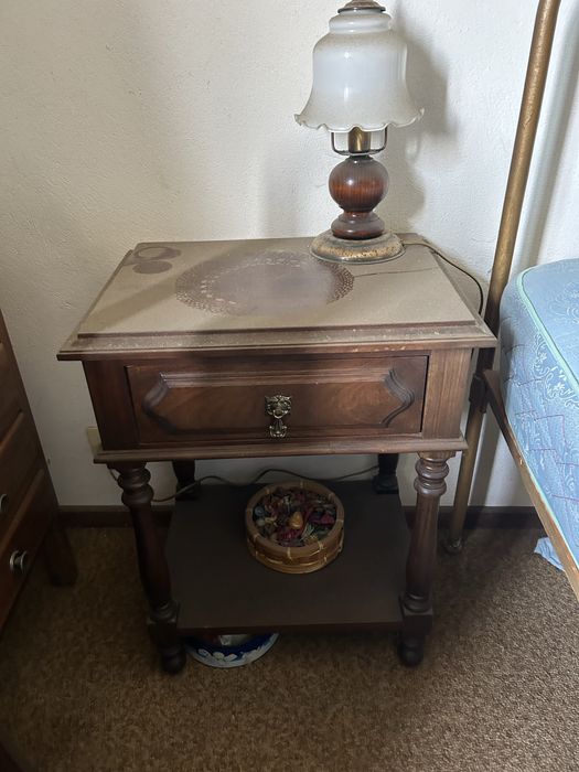 mesinhas de cabeceira antigas