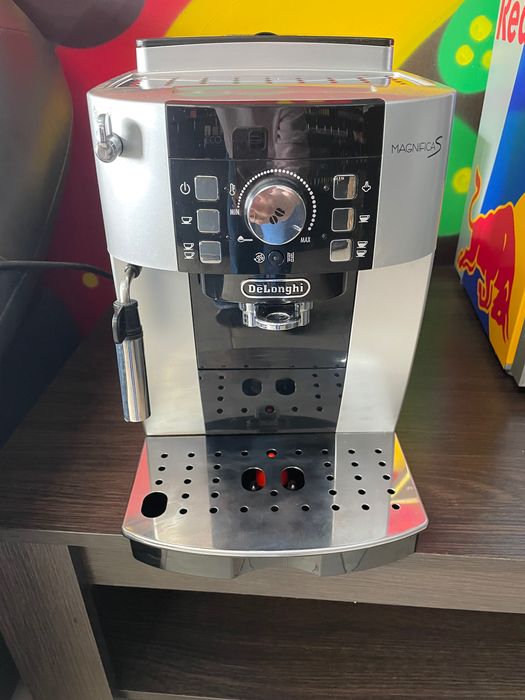 Кавова машина Delonghi magnifica S
