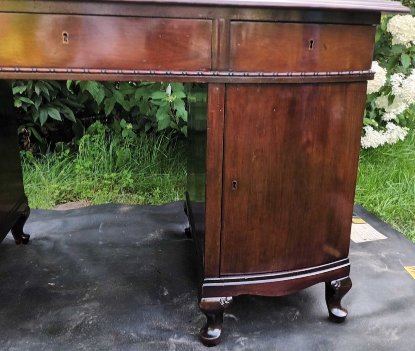 Stare masywne biurko dwustronne z drewna mahoniowego