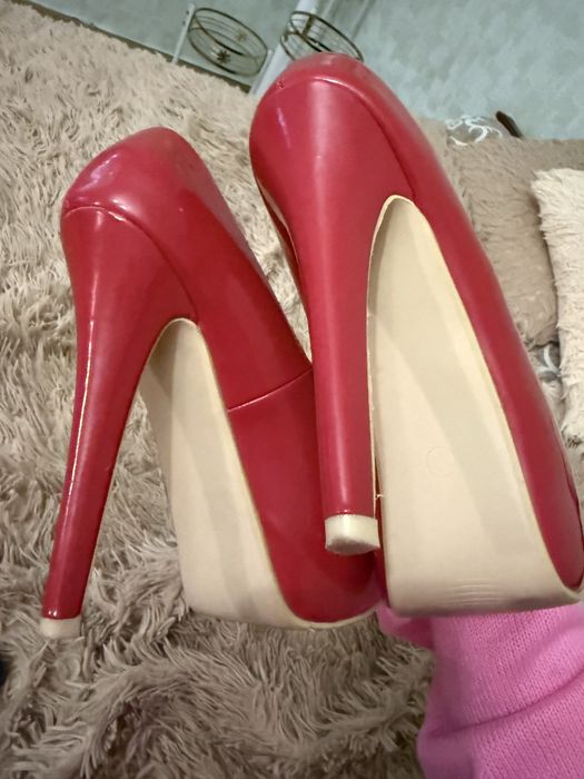 Туфлі червоні лакові 37 розмір