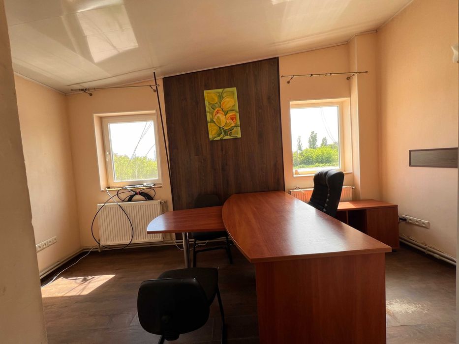 Продам комплекс нежитлових будівель в Подвірках на земельній діл. 2га.