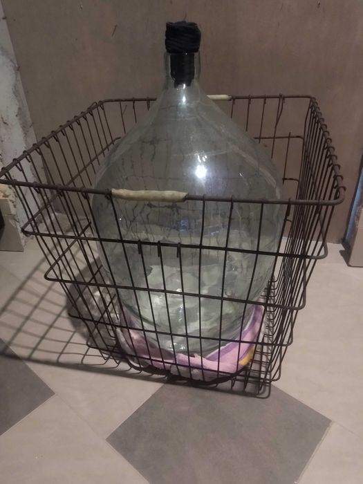 stare, rustykalne elementy dekoracji ogrodowych koło, homonto, beczka