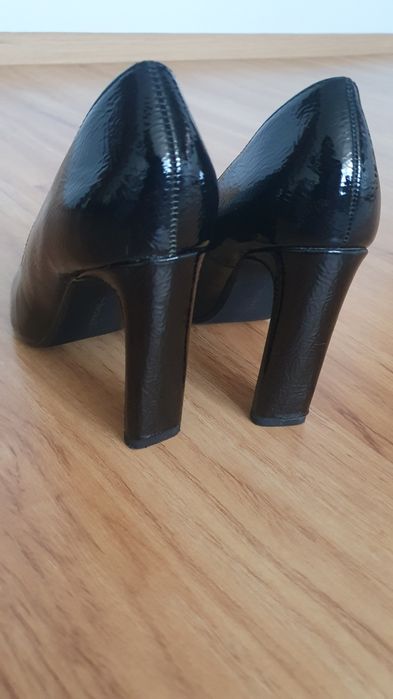 Czółenka bershka 37 wąskie.