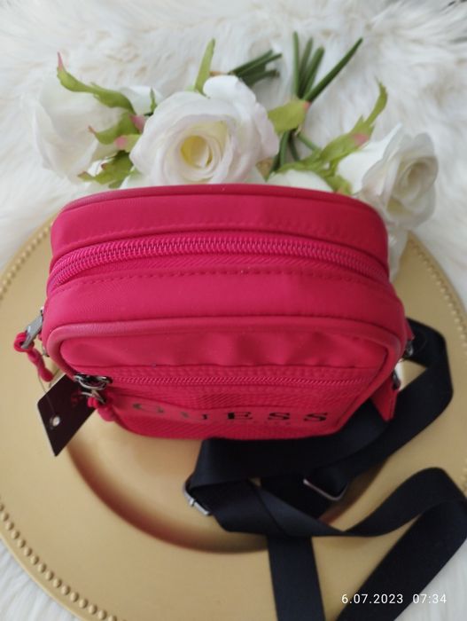 Listonoszka firmy GUESS.