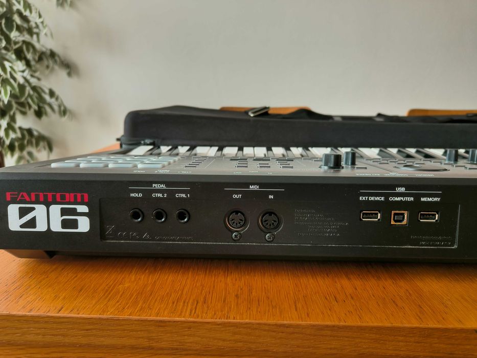 Sintetizador Roland Fantom 06 com Mala de Transporte. Novo
