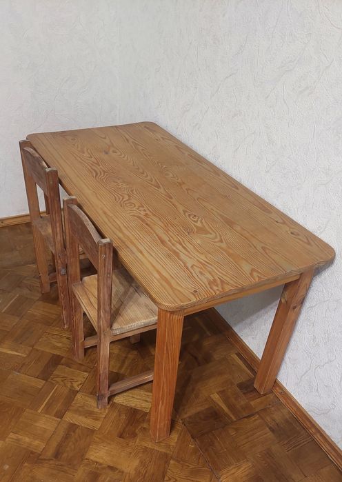 Дитячий дерев'яний стіл та 2 стільці
