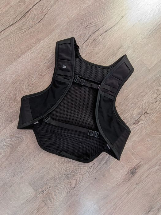 Asics running backpack 5l deals