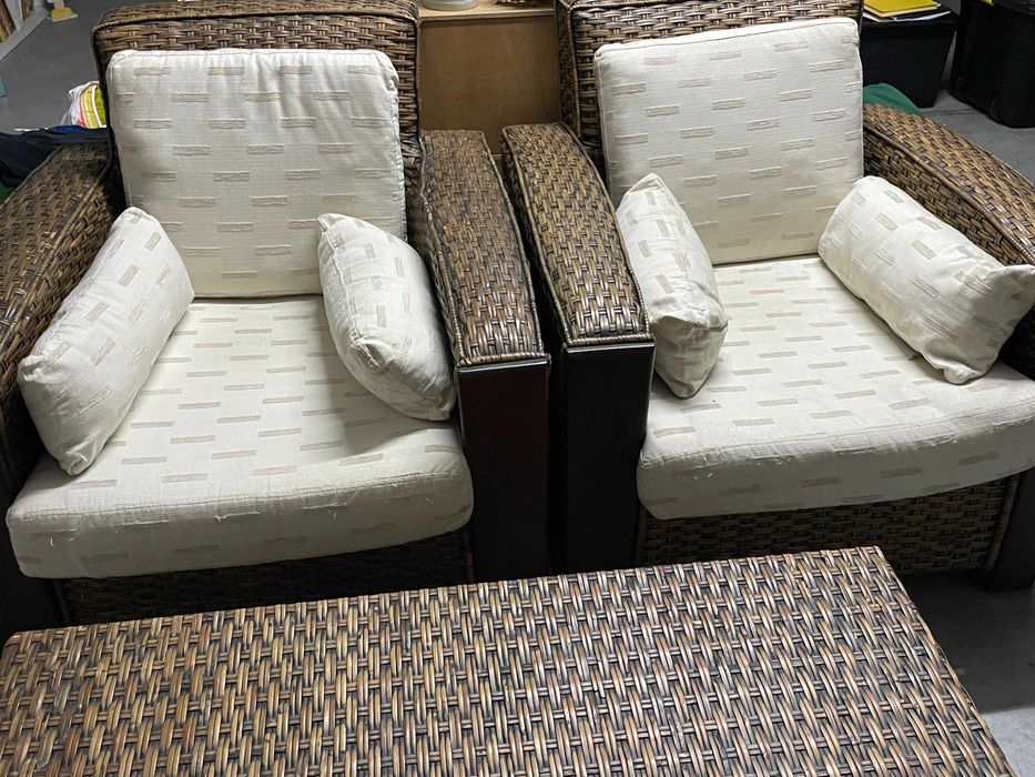 Conjunto de sofá duplo, dois individuais e mesa (1x1m)