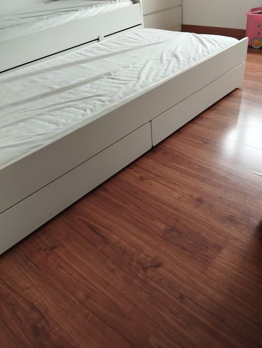 Cama dupla com gaveta e arrumação IKEA