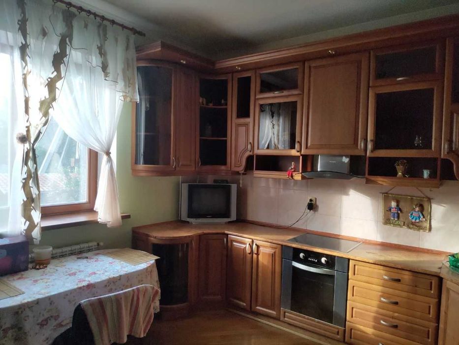 Продається сучасний двоповерховий будинок в селі Станишівка