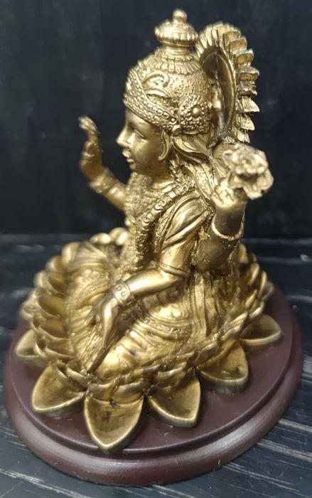 Estátua Deusa Lakshmi Feng Shui – Prosperidade – Resina Dourada