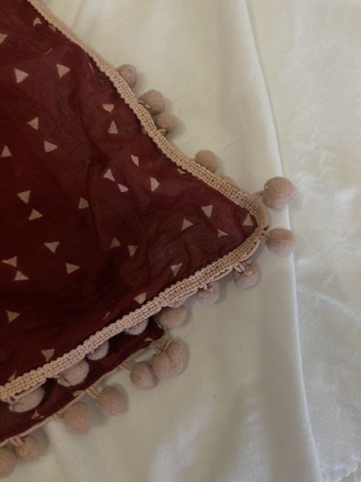 Echarpe bordo com padrão e pompons