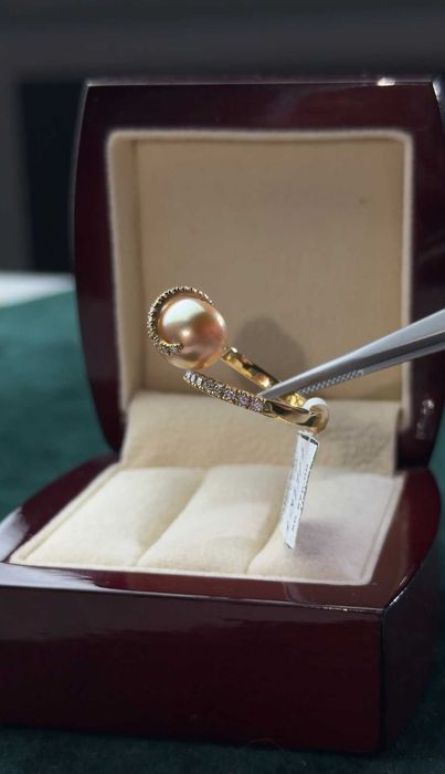 Золотое кольцо с жемчугом и бриллиантами