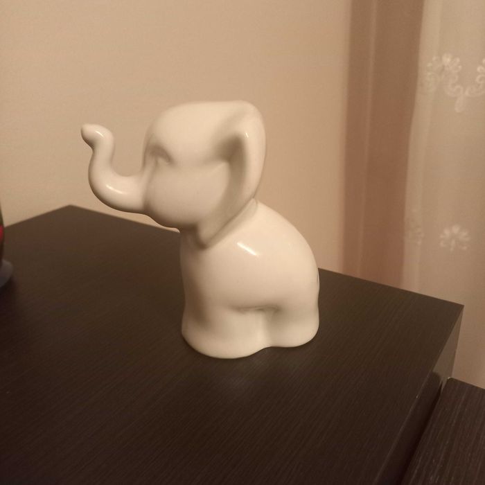 Bialy slonik figurka