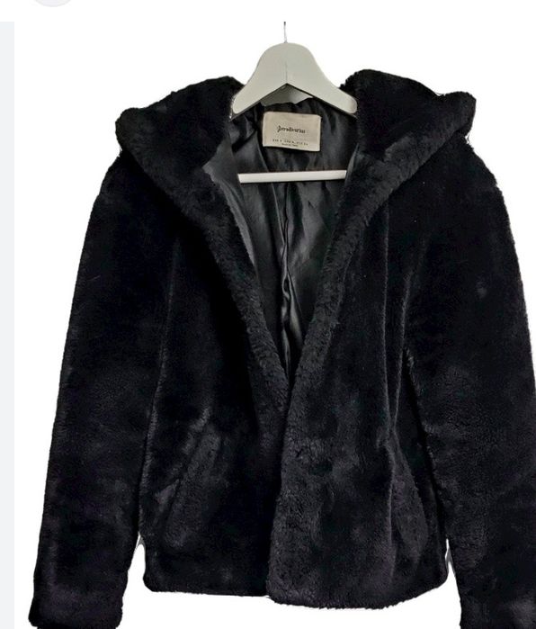 Czarne milutkie futerko Stradivarius polecam!