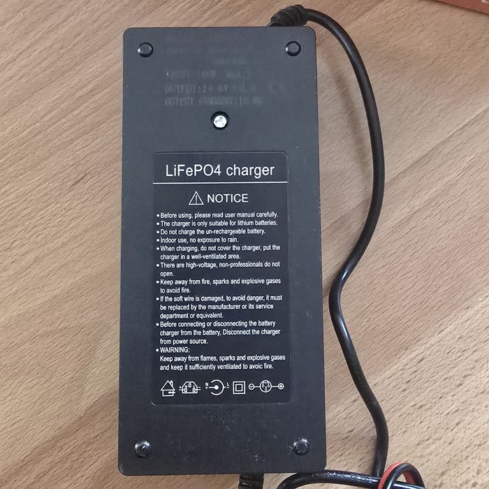 Ładowarka akumulatorów LiFePO4 14,6V 10A
