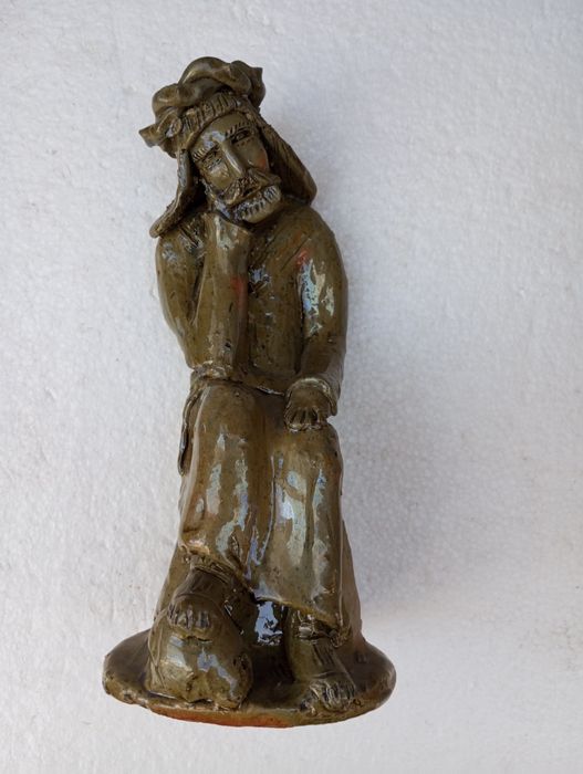 Chrystus Frasobliwy z gliny wypalany - 20 cm