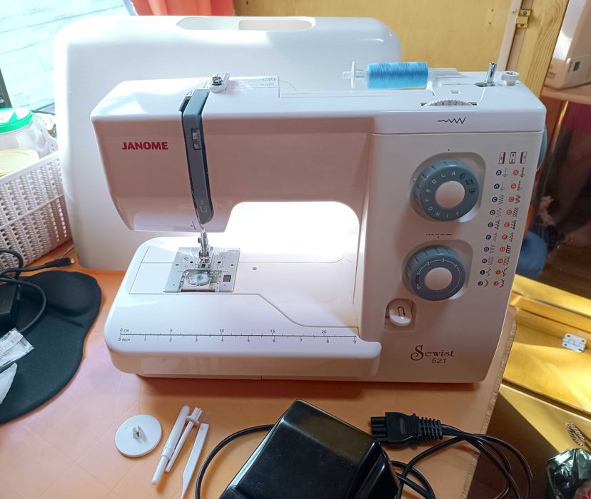 Maszyna do szycia Janome Sewist 521