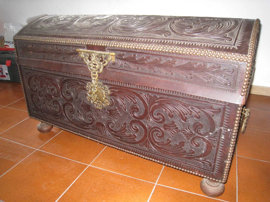 Baú forrado a pele genuína