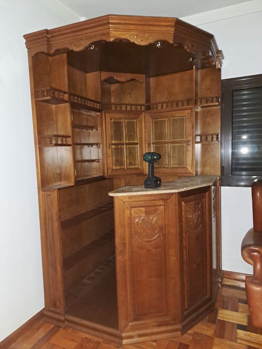 Bar vintage em madeira com balcão em pedra